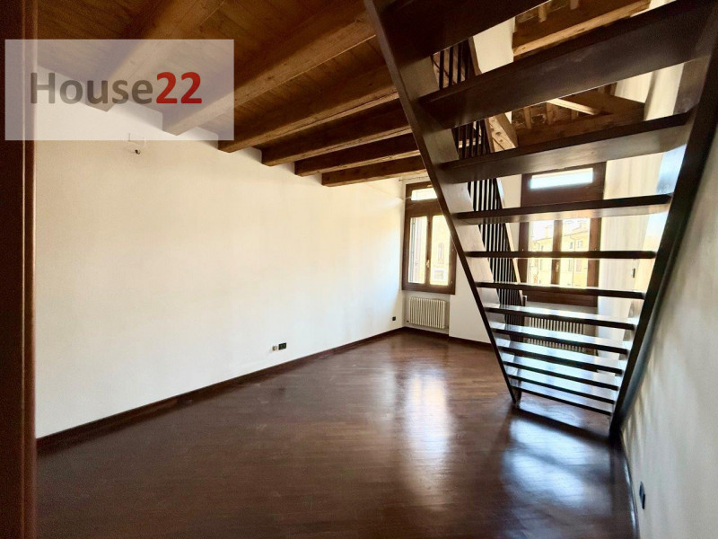 ZONA PIAZZA DEI SIGNORI. VICENZA CENTRO STORICO. In piccola e curata palazzina (recentemente rist...