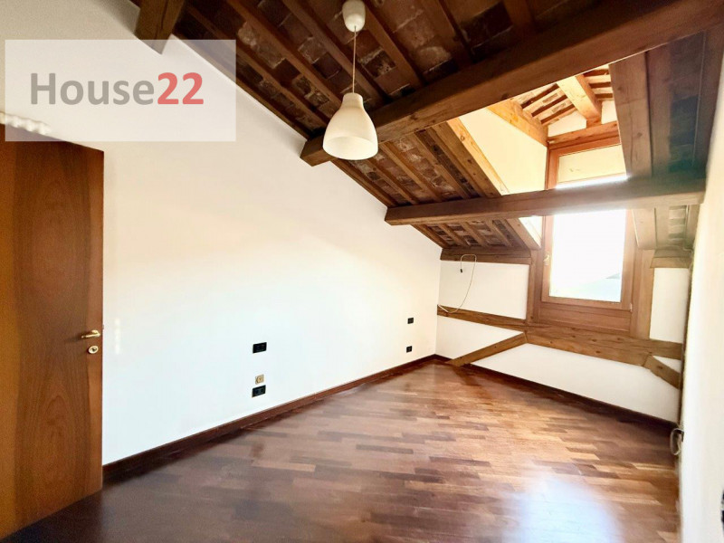 ZONA PIAZZA DEI SIGNORI. VICENZA CENTRO STORICO. In piccola e curata palazzina (recentemente rist...