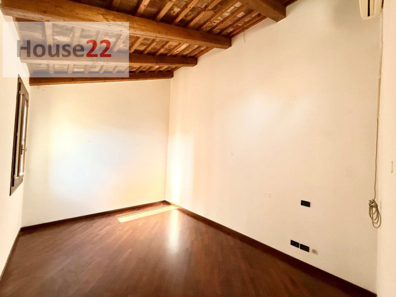 ZONA PIAZZA DEI SIGNORI. VICENZA CENTRO STORICO. In piccola e curata palazzina (recentemente rist...