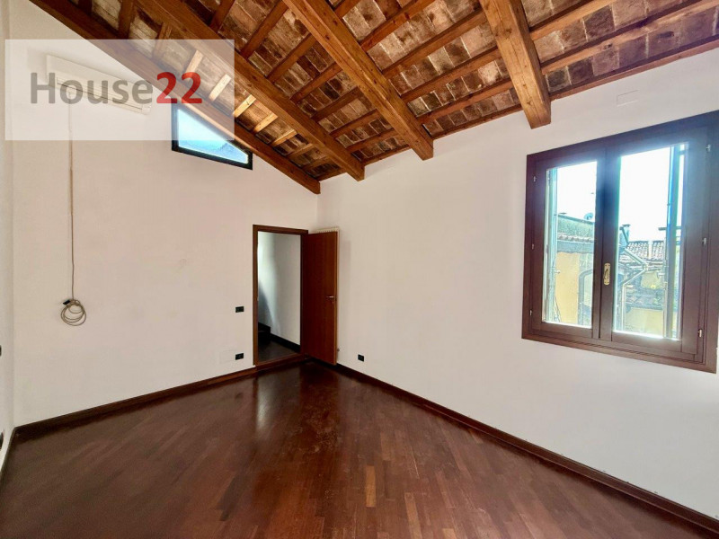 ZONA PIAZZA DEI SIGNORI. VICENZA CENTRO STORICO. In piccola e curata palazzina (recentemente rist...