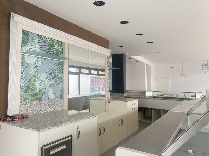 Se sei alla ricerca di un'attività commerciale in una delle zone più vivaci di Massanzago, non pe...