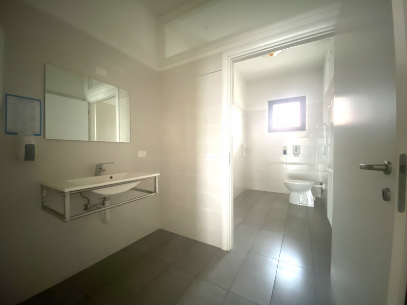 Se sei alla ricerca di un'attività commerciale in una delle zone più vivaci di Massanzago, non pe...