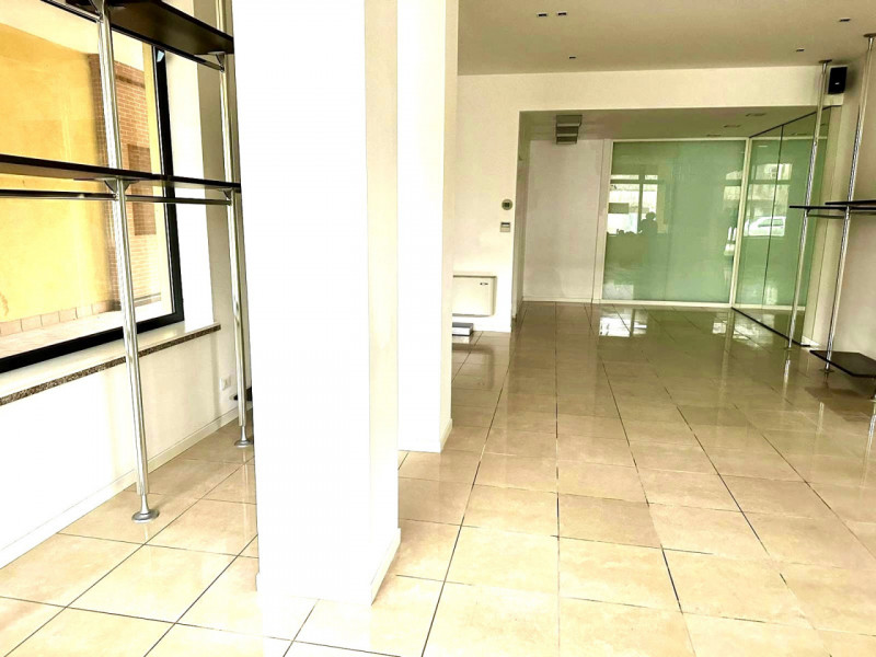 VIGODARZERE, CENTRO QUARTIERE. NEGOZIO FRONTE STRADA CON 2 LATI AD ANGOLO.
ACCESSO DA SOTTOPORTIC...