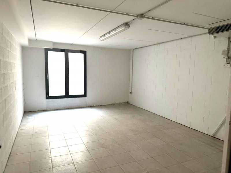 VIGODARZERE, CENTRO QUARTIERE. NEGOZIO FRONTE STRADA CON 2 LATI AD ANGOLO.
ACCESSO DA SOTTOPORTIC...