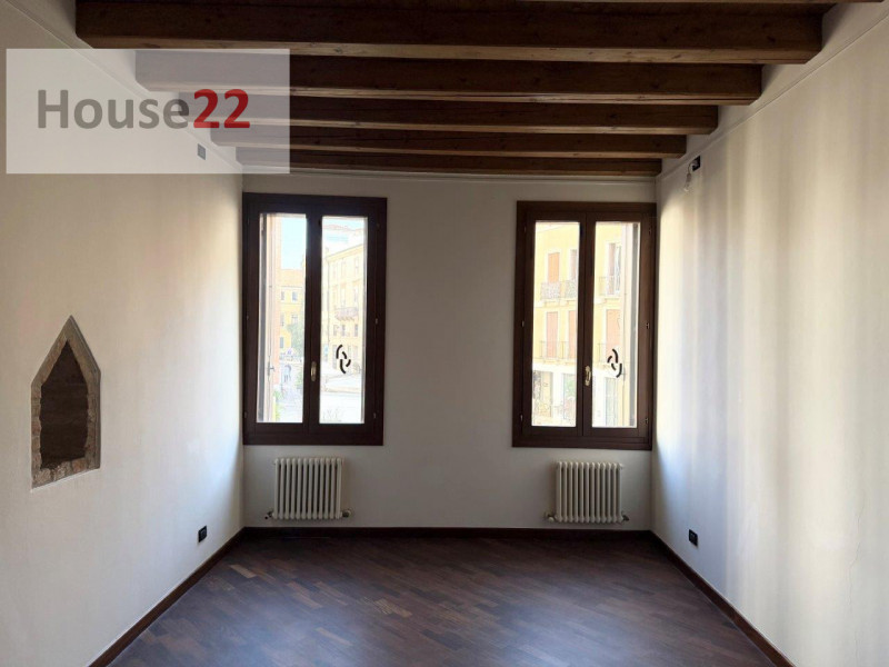 ZONA PIAZZA DEI SIGNORI. VICENZA CENTRO STORICO. In piccola e curata palazzina (recentemente rist...