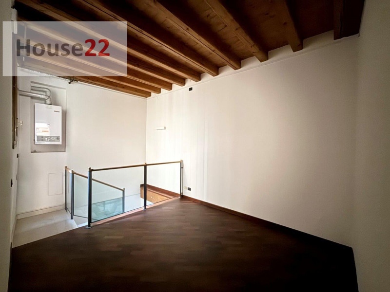 ZONA PIAZZA DEI SIGNORI. VICENZA CENTRO STORICO. In piccola e curata palazzina (recentemente rist...