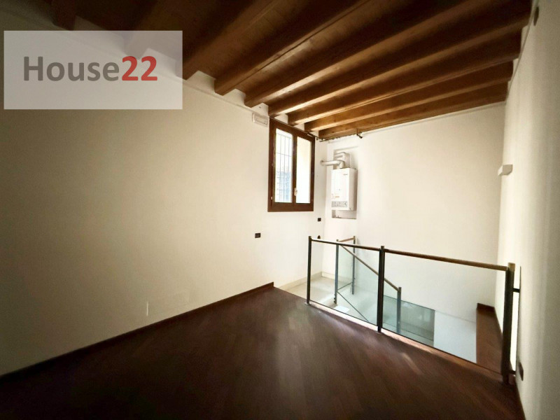 ZONA PIAZZA DEI SIGNORI. VICENZA CENTRO STORICO. In piccola e curata palazzina (recentemente rist...