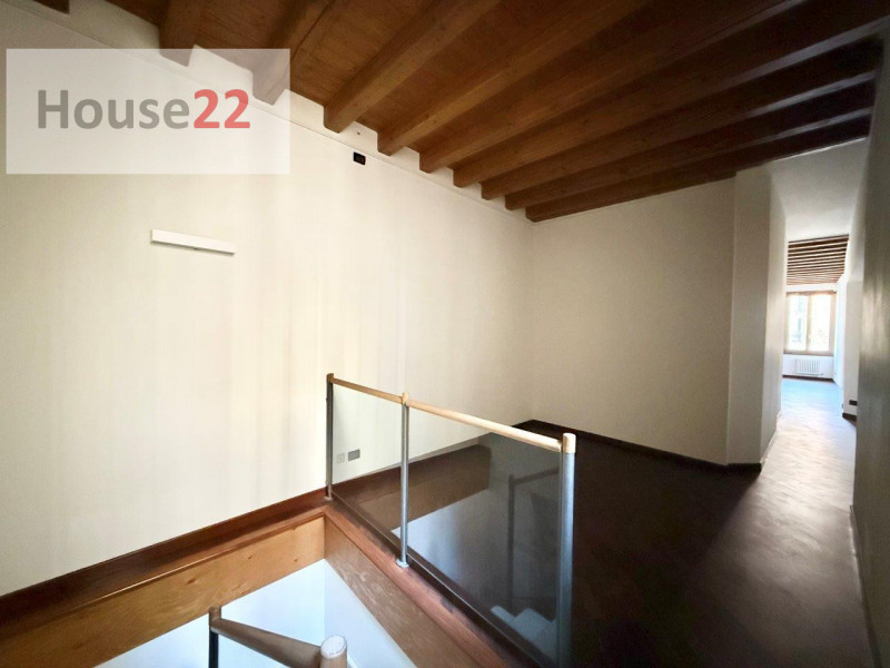 ZONA PIAZZA DEI SIGNORI. VICENZA CENTRO STORICO. In piccola e curata palazzina (recentemente rist...