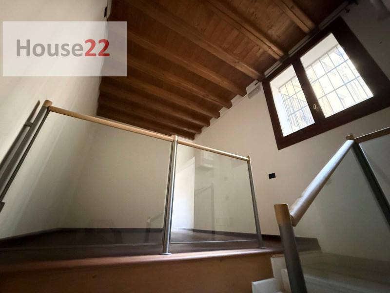 ZONA PIAZZA DEI SIGNORI. VICENZA CENTRO STORICO. In piccola e curata palazzina (recentemente rist...