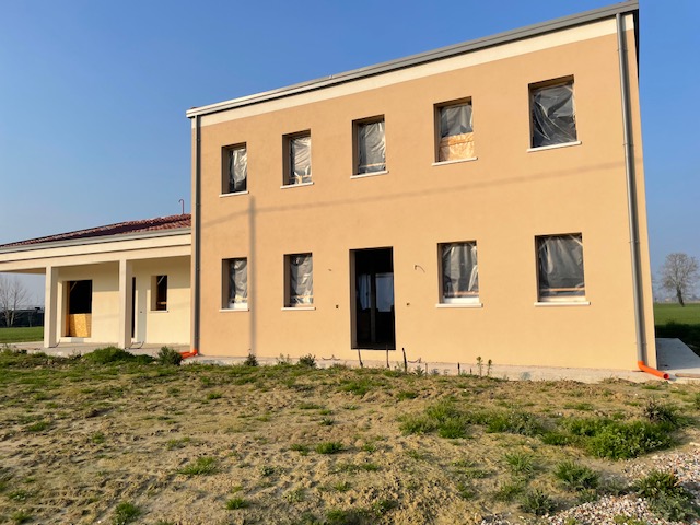 Tra le varie soluzioni presenti nel mercato, oggi vi proponiamo una porzione di bifamiliare unica...