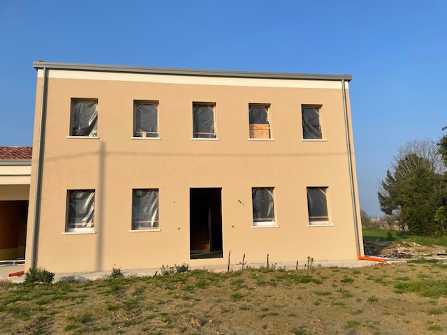 Tra le varie soluzioni presenti nel mercato, oggi vi proponiamo una porzione di bifamiliare unica...