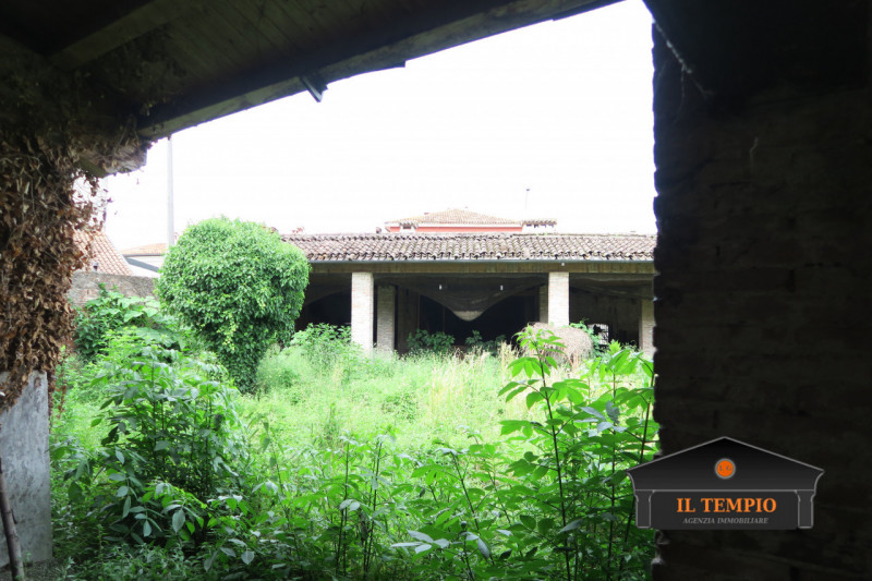 Immobile artigianale/commerciale con magazzini e abitazione

In vendita complesso immobiliare ex ...