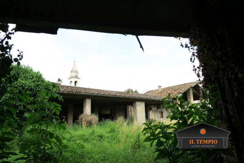 Immobile artigianale/commerciale con magazzini e abitazione

In vendita complesso immobiliare ex ...