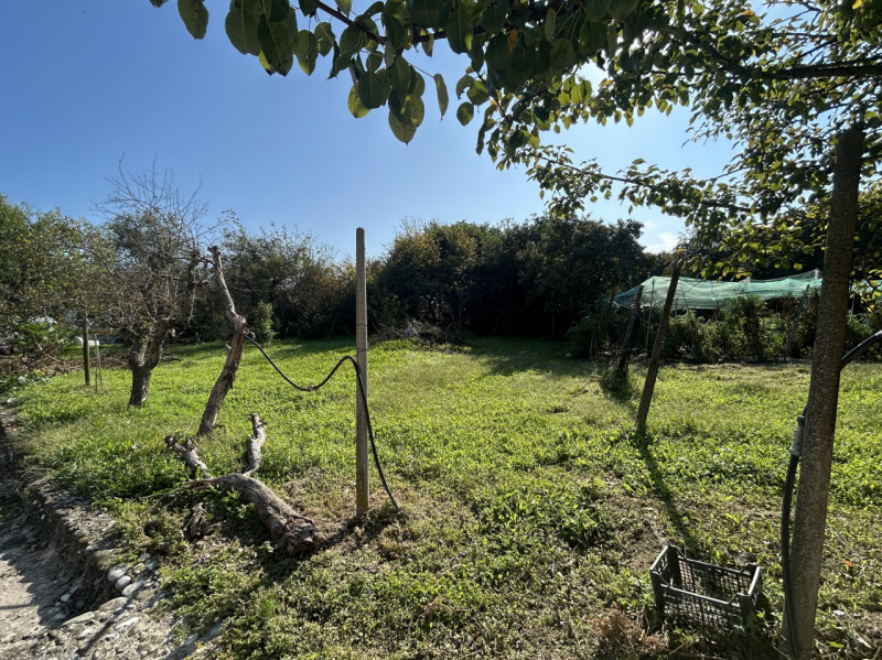 Dove i tuoi progetti prendono vita: terreno edificabile con una bozza di progetto per una prestig...