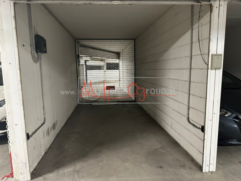 CENTRO - SANTA SOFIA: Garage singolo + Posto auto-moto coperto al piano interrato; inserito in co...