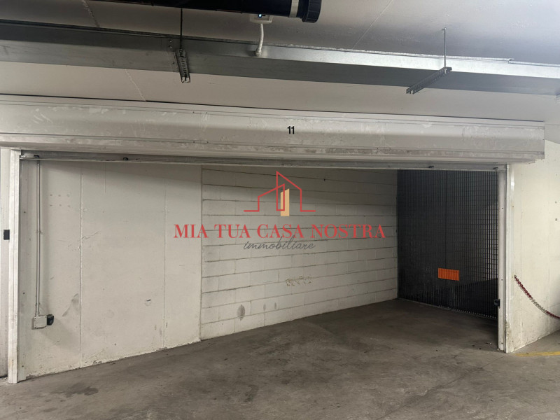 CENTRO - SANTA SOFIA: Garage singolo + Posto auto-moto coperto al piano interrato; inserito in co...