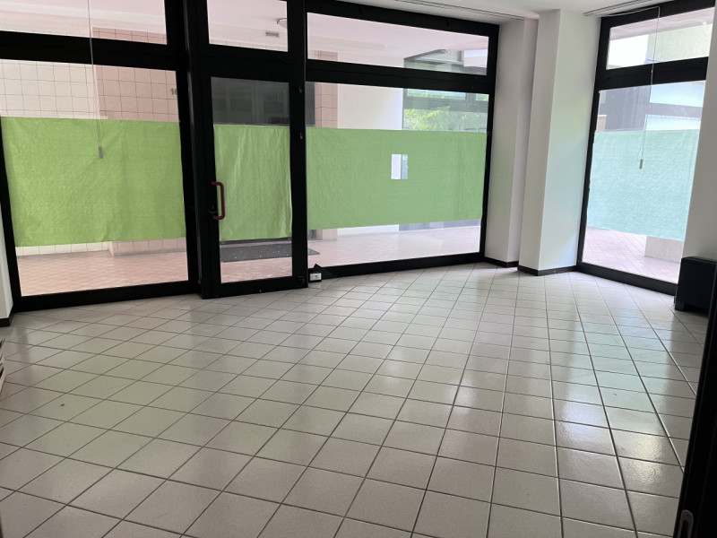 Cadoneghe, località Bragni, su quartiere residenziale di fronte al Parco della Repubblica, negozi...