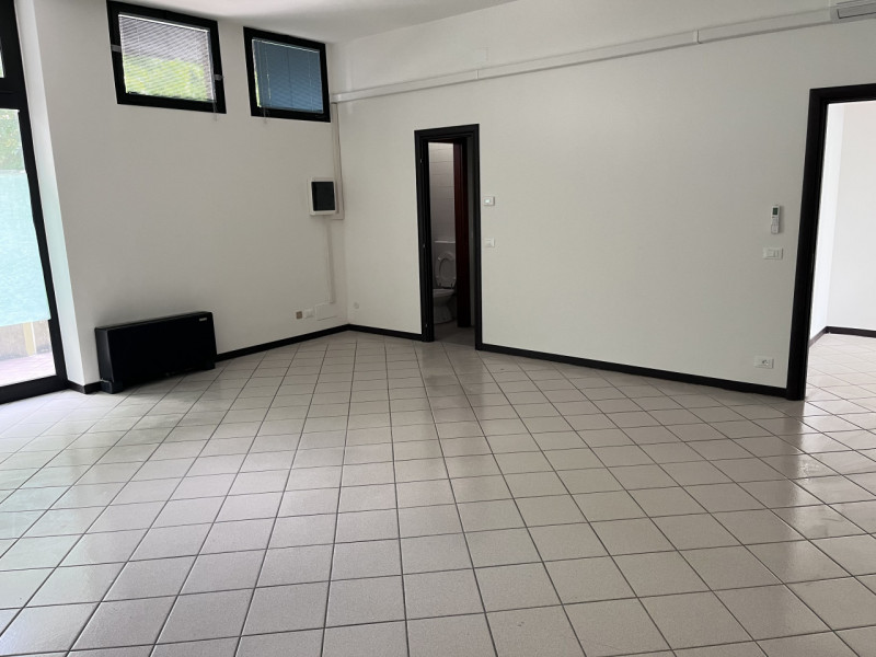 Cadoneghe, località Bragni, su quartiere residenziale di fronte al Parco della Repubblica, negozi...