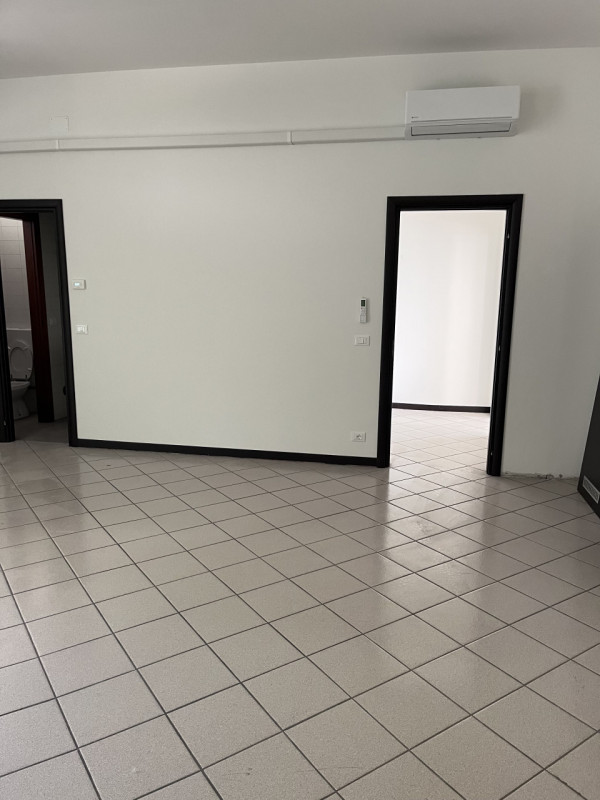 Cadoneghe, località Bragni, su quartiere residenziale di fronte al Parco della Repubblica, negozi...