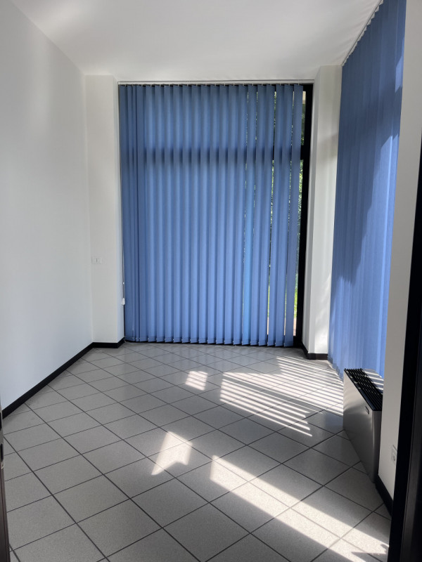 Cadoneghe, località Bragni, su quartiere residenziale di fronte al Parco della Repubblica, negozi...