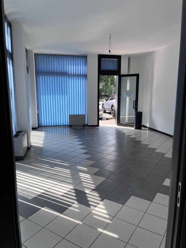 Cadoneghe, località Bragni, su quartiere residenziale di fronte al Parco della Repubblica, negozi...