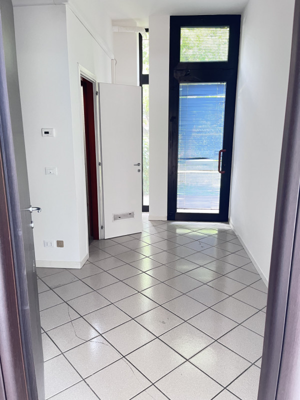 Cadoneghe, località Bragni, su quartiere residenziale di fronte al Parco della Repubblica, negozi...