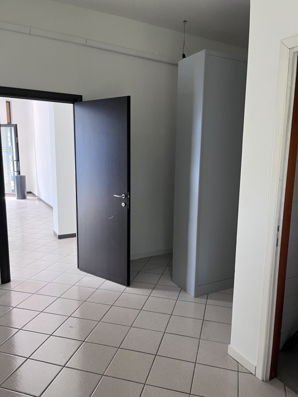 Cadoneghe, località Bragni, su quartiere residenziale di fronte al Parco della Repubblica, negozi...