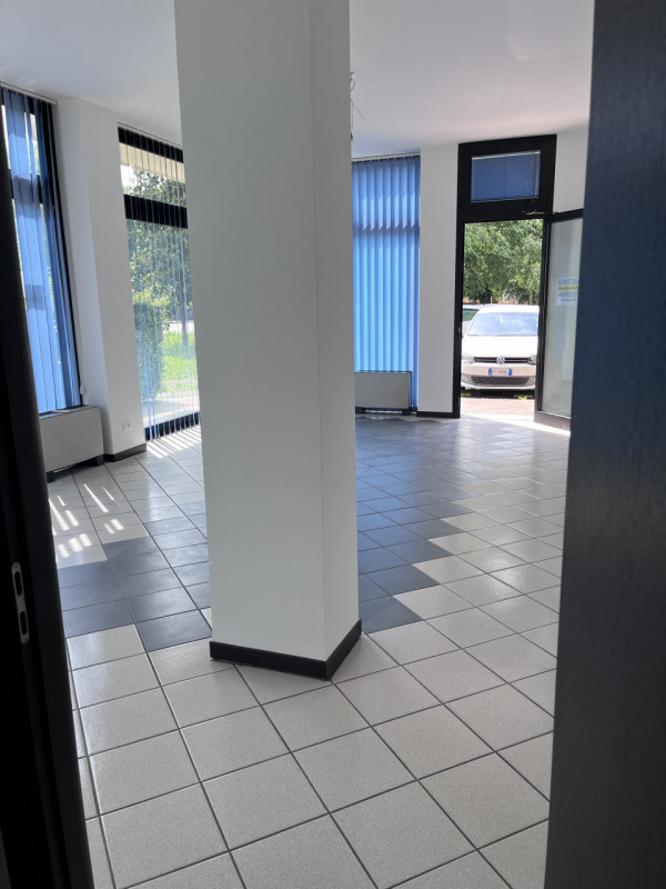 Cadoneghe, località Bragni, su quartiere residenziale di fronte al Parco della Repubblica, negozi...