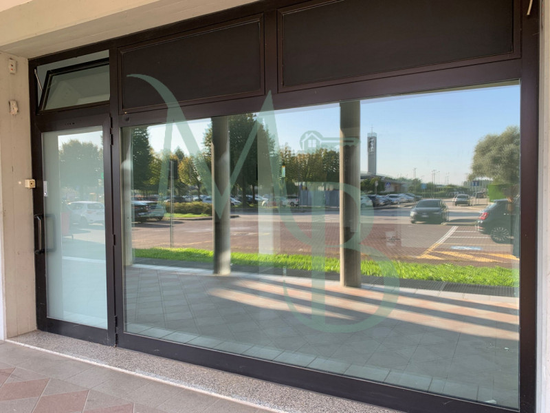 VIGONZA, PERAROLO: IMMOBILIARE MB è lieta di presentare uno spazio commerciale ben posizionato e ...