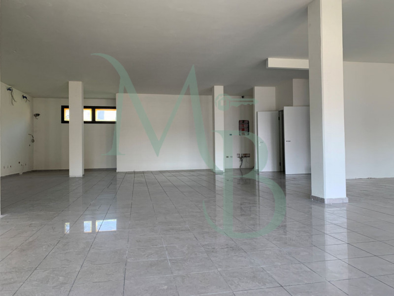 VIGONZA, PERAROLO: IMMOBILIARE MB è lieta di presentare uno spazio commerciale ben posizionato e ...