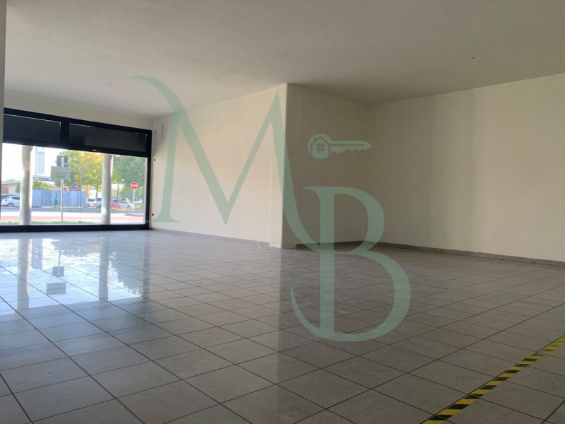 VIGONZA, PERAROLO: IMMOBILIARE MB è lieta di presentare uno spazio commerciale ben posizionato e ...