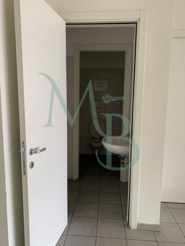 VIGONZA, PERAROLO: IMMOBILIARE MB è lieta di presentare uno spazio commerciale ben posizionato e ...