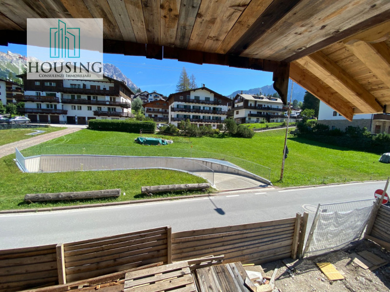 In una delle località più ambite, nel cuore di Cortina d'Ampezzo, proponiamo un'esclusiva opportu...