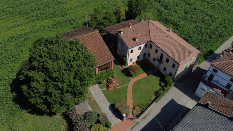 Splendido casale situato nel cuore delle campagne di Malo, un'opportunità unica per chi cerca tra...