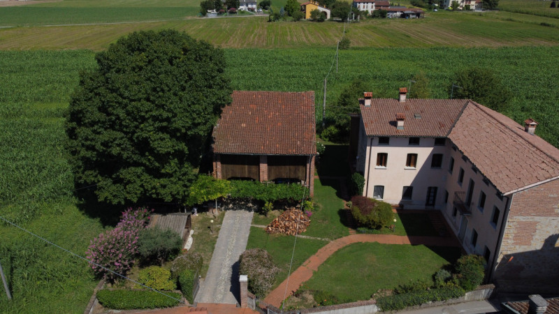 Splendido casale situato nel cuore delle campagne di Malo, un'opportunità unica per chi cerca tra...