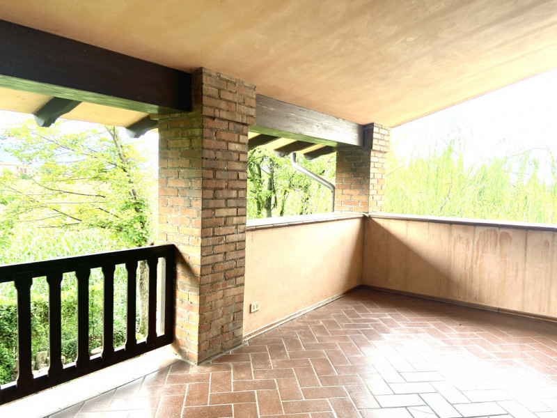 Splendido casale situato nel cuore delle campagne di Malo, un'opportunità unica per chi cerca tra...