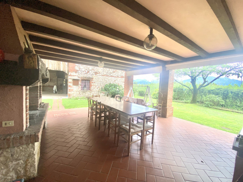 Splendido casale situato nel cuore delle campagne di Malo, un'opportunità unica per chi cerca tra...