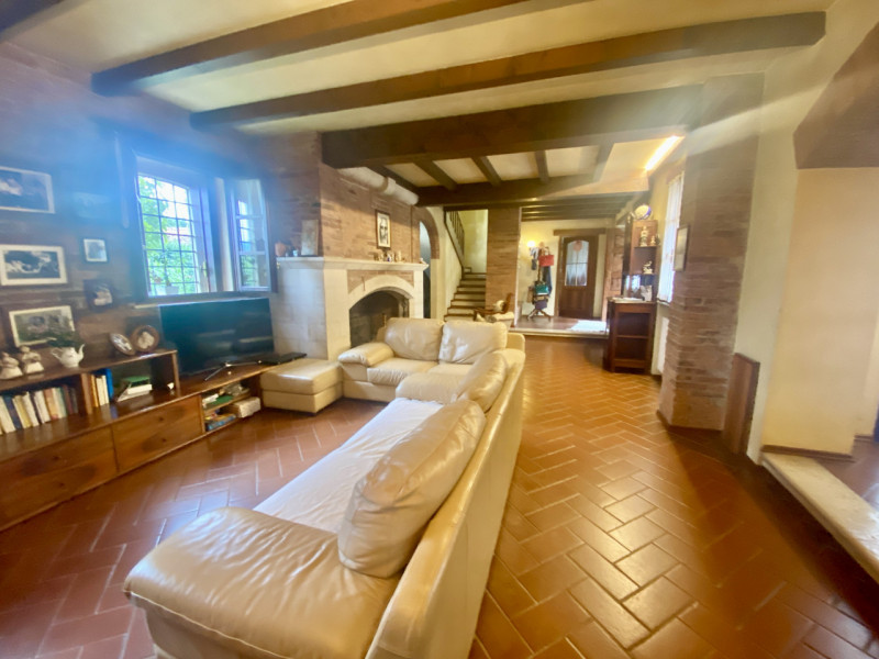 Splendido casale situato nel cuore delle campagne di Malo, un'opportunità unica per chi cerca tra...