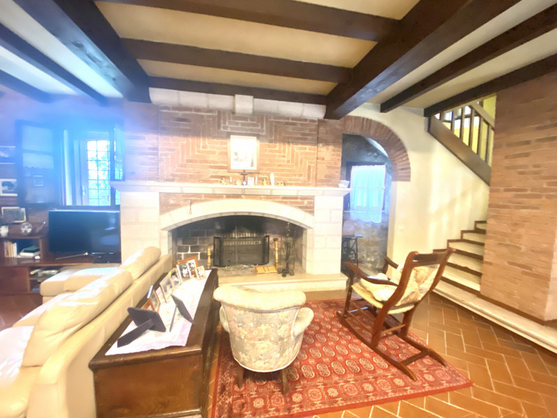 Splendido casale situato nel cuore delle campagne di Malo, un'opportunità unica per chi cerca tra...