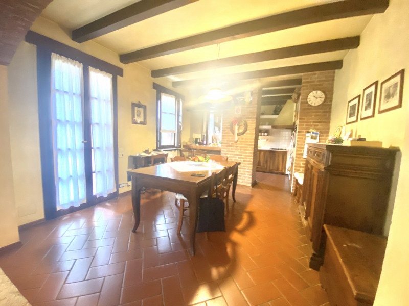 Splendido casale situato nel cuore delle campagne di Malo, un'opportunità unica per chi cerca tra...