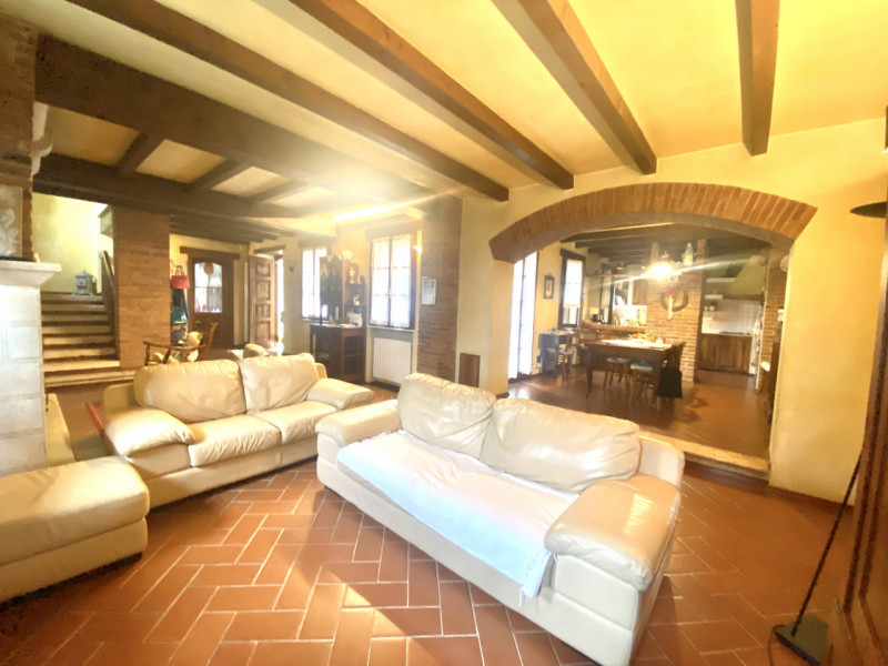 Splendido casale situato nel cuore delle campagne di Malo, un'opportunità unica per chi cerca tra...