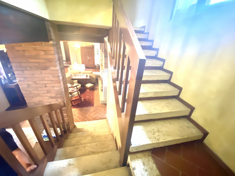 Splendido casale situato nel cuore delle campagne di Malo, un'opportunità unica per chi cerca tra...