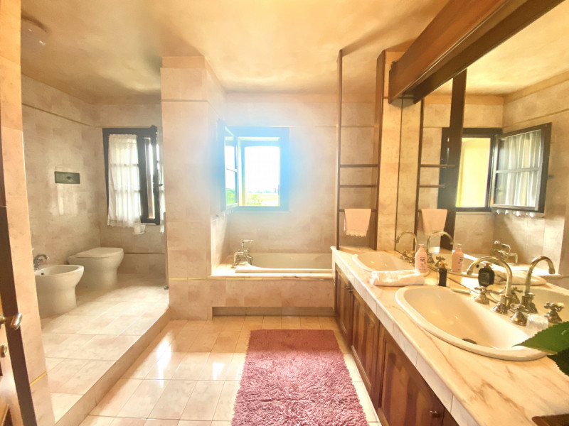 Splendido casale situato nel cuore delle campagne di Malo, un'opportunità unica per chi cerca tra...