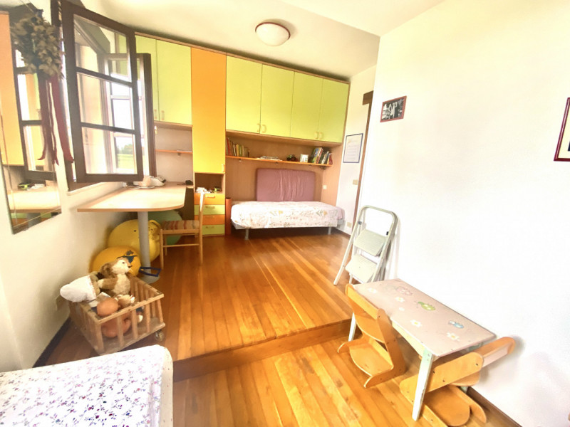 Splendido casale situato nel cuore delle campagne di Malo, un'opportunità unica per chi cerca tra...