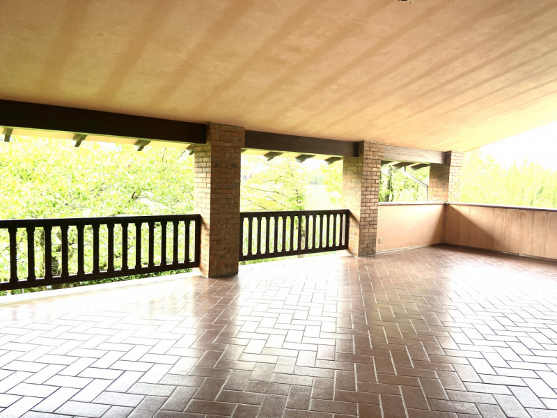 Splendido casale situato nel cuore delle campagne di Malo, un'opportunità unica per chi cerca tra...