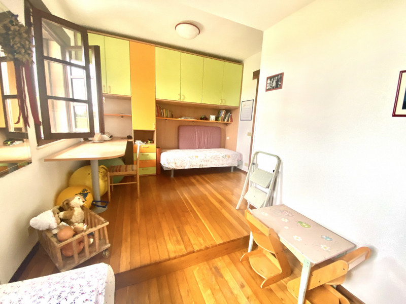 Splendido casale situato nel cuore delle campagne di Malo, un'opportunità unica per chi cerca tra...