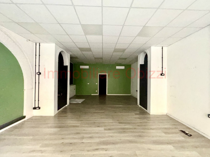 PADOVA - Centro Storico - Proponiamo in locazione ampio negozio di 110MQ
Unico grande vano divisi...