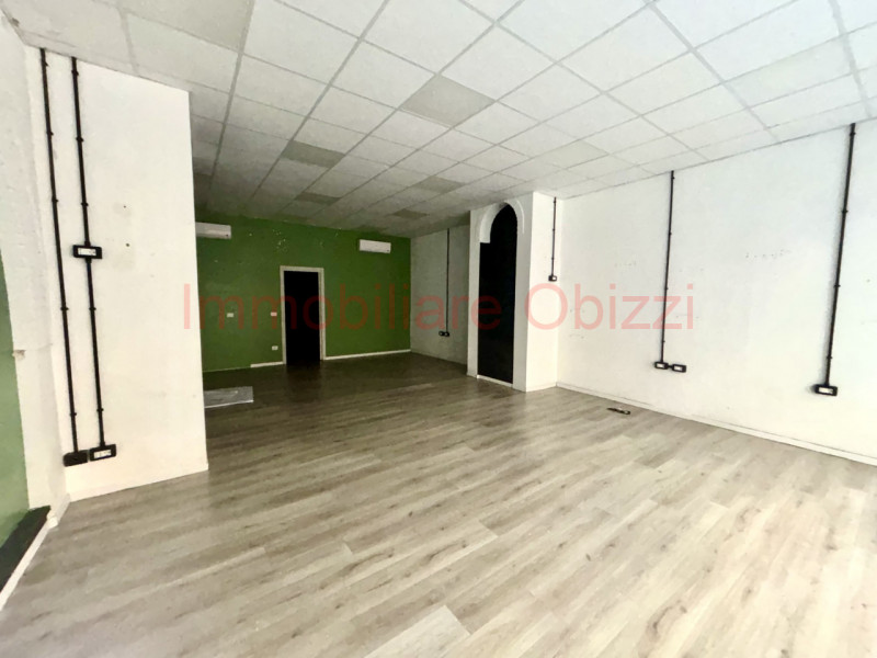 PADOVA - Centro Storico - Proponiamo in locazione ampio negozio di 110MQ
Unico grande vano divisi...