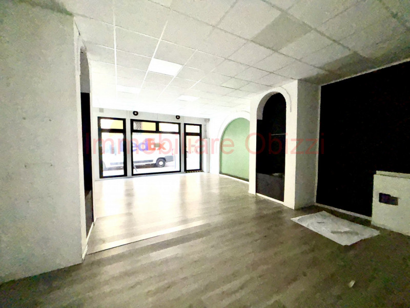 PADOVA - Centro Storico - Proponiamo in locazione ampio negozio di 110MQ
Unico grande vano divisi...