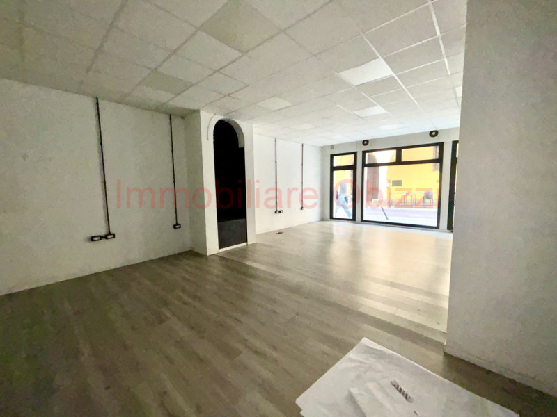 PADOVA - Centro Storico - Proponiamo in locazione ampio negozio di 110MQ
Unico grande vano divisi...